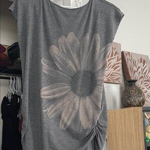 Maurices Charcoal Daisy Print Women's Tee size S